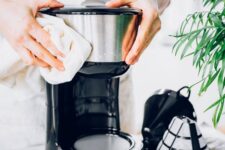 So reinigen Sie eine Kaffeemaschine – Pro Housekeepers