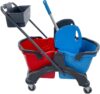 G.I.V. – Reinigungstechnik Doppelfahreimer GIV 2.1, Doppelfahrwagen mit 2X 18 Liter Eimer rot/blau, Putzwagen mit Wischmopp Presse, Reinigungswagen mit Ablagekorb für Gebäudereinigung