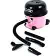 Hetty Hoover Schreibtischstaubsauger – Offiziell lizenziertes Henry Hoover, pinkfarbener Mini-Computer- & Tastaturreiniger, tragbare leichte Schreibtischreinigung, Neuheits-Geschenk für den Strumpf